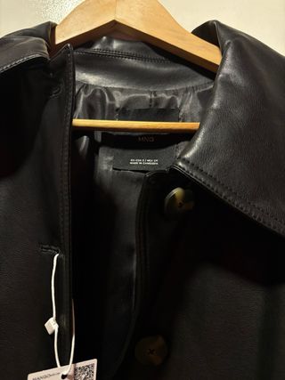 Gabardina efecto piel negra