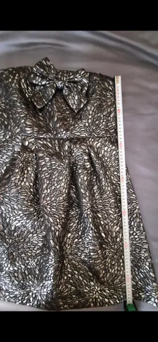 Vestido fiesta metalizado, escote palabra de honor