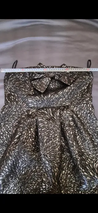 Vestido fiesta metalizado, escote palabra de honor