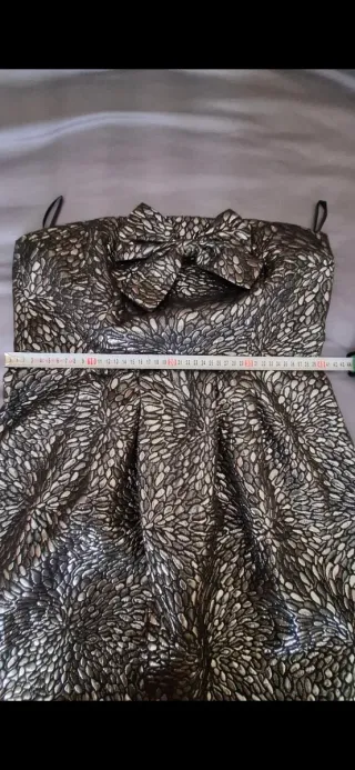 Vestido fiesta metalizado, escote palabra de honor