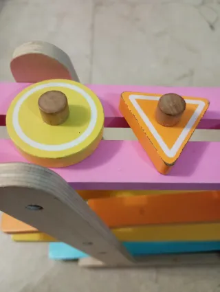 Rampa de madera con piezas geométricas