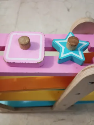 Rampa de madera con piezas geométricas