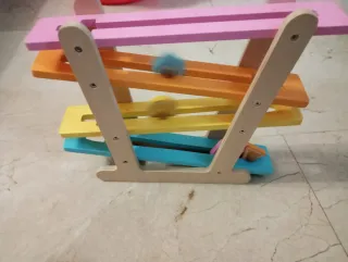 Rampa de madera con piezas geométricas