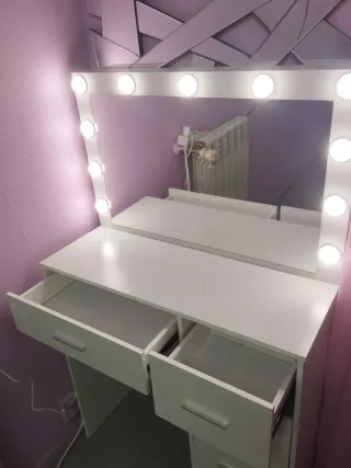 Tocador de maquillaje con espejo y luces