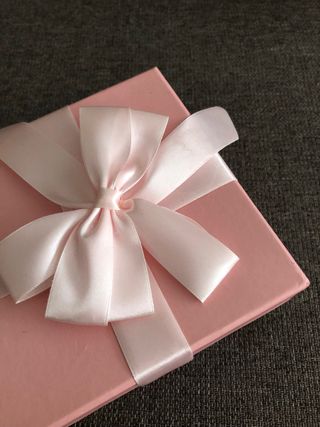 Caja de regalo rosa con lazo