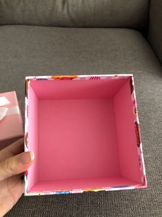 Caja de regalo rosa con lazo