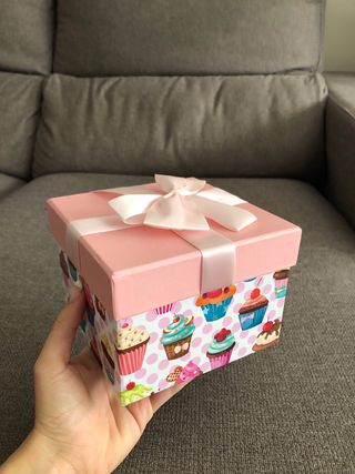 Caja de regalo rosa con lazo