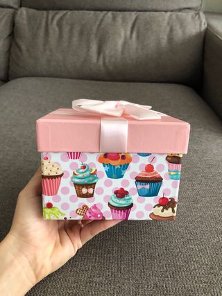 Caja de regalo rosa con lazo