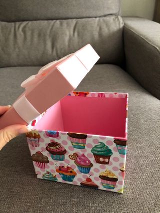 Caja de regalo rosa con lazo