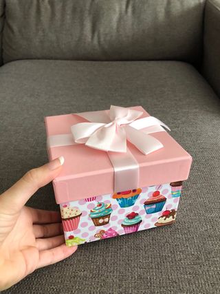 Caja de regalo rosa con lazo