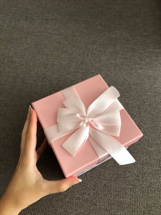 Caja de regalo rosa con lazo