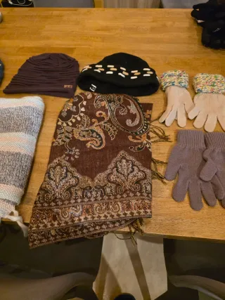 Lotto berretti, guanti e sciarpe