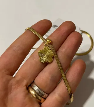 Collana con fiore in acciaio dorato