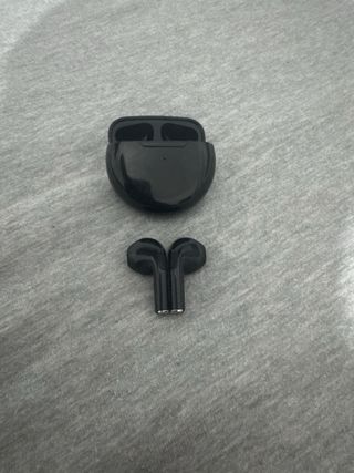 Cascos inalámbricos negros sin usar