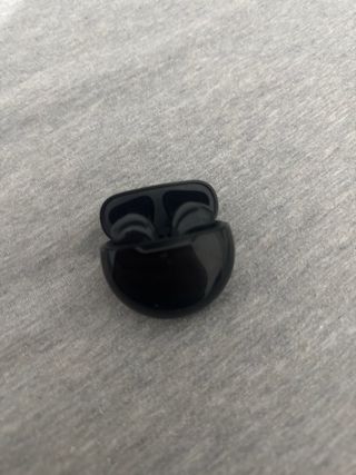 Cascos inalámbricos negros sin usar