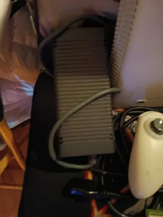 Xbox 360 con 2 mandos y Gears of War 2