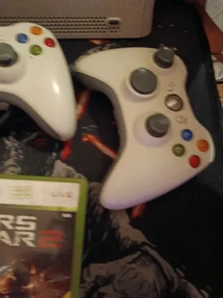 Xbox 360 con 2 mandos y Gears of War 2