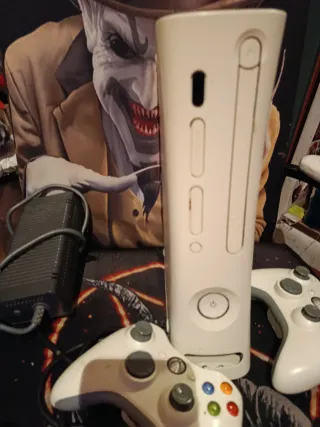 Xbox 360 con 2 mandos y Gears of War 2