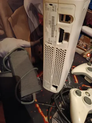 Xbox 360 con 2 mandos y Gears of War 2