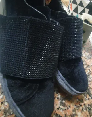 Zapatos negros con pedrería