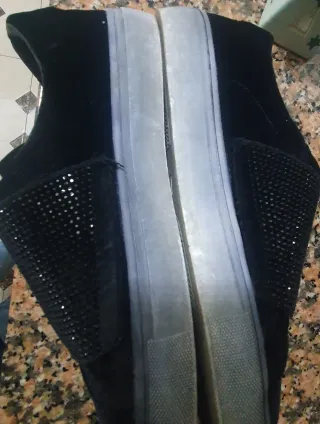 Zapatos negros con pedrería