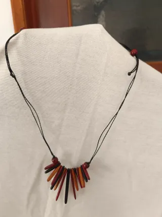 Colar de sementes e contas