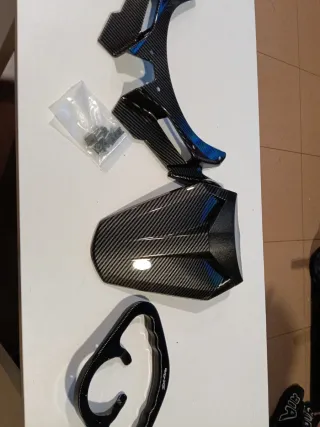 Kit Cubierta Asiento Moto Carbono Agarrad frente