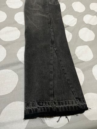 Pantalones vaqueros grises acampanados