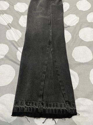 Pantalones vaqueros grises acampanados