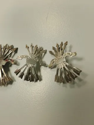 Insignias Falange (2 unidades) una de cada.