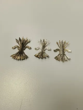 Insignias Falange (2 unidades) una de cada.