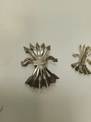 Insignias Falange (2 unidades) una de cada.