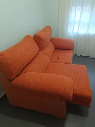 Sofá naranja de tela
