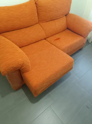 Sofá naranja de tela