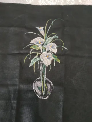 Cuadro punto de cruz flores jarron