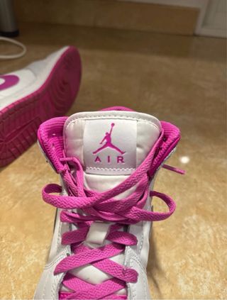 Jordan 1 Mid Rosa y Blanco