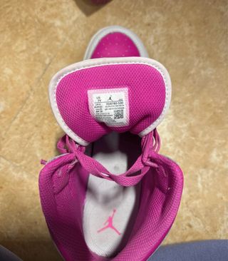 Jordan 1 Mid Rosa y Blanco