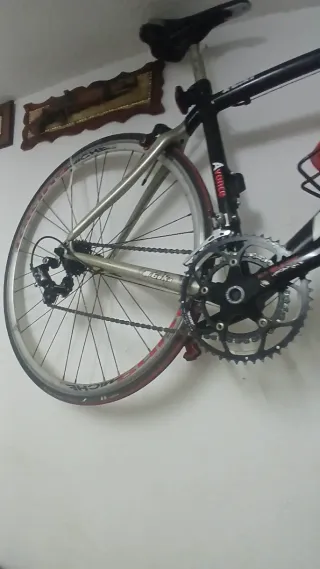 Bicicleta de carretera plateada