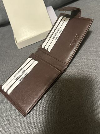 Billetera de piel marrón con cierre