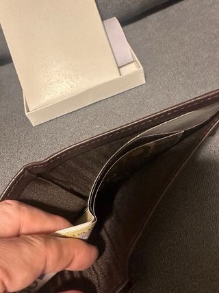 Billetera de piel marrón con cierre