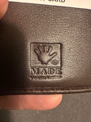 Billetera de piel marrón con cierre