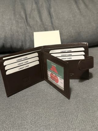 Billetera de piel marrón con cierre