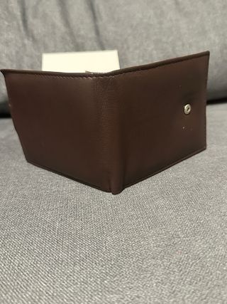 Billetera de piel marrón con cierre