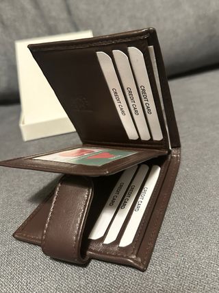 Billetera de piel marrón con cierre