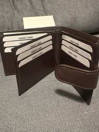 Billetera de piel marrón con cierre