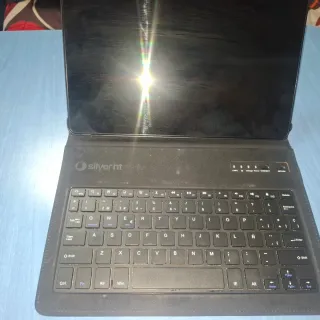 Galaxy tab A9+, con funda y teclado mas lápiz.