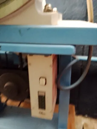 Máquina de coser casco Famas