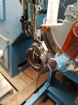 Máquina de coser casco Famas