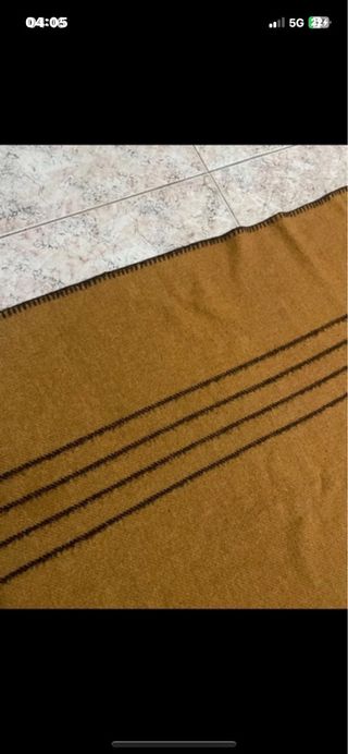 Coperta bouclé senape con bordi marroni