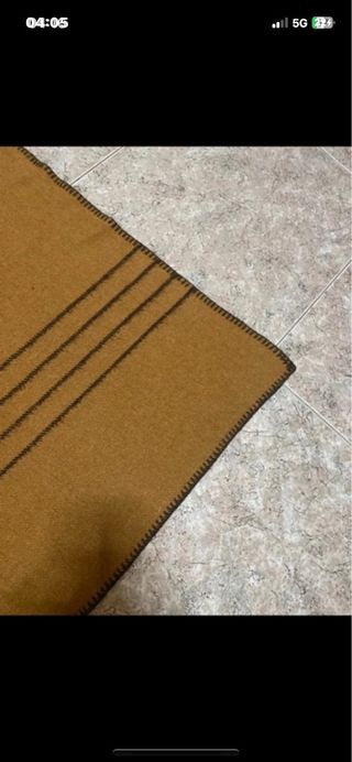 Coperta bouclé senape con bordi marroni